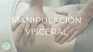 Manos del fisioterapeuta realizando manipulación visceral en abdomen