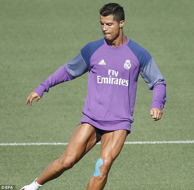 Cristiano Ronaldo con Kinesiotape en la pierna