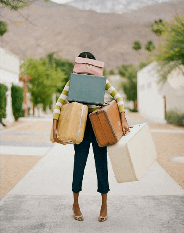 Mujer cargando con maletas