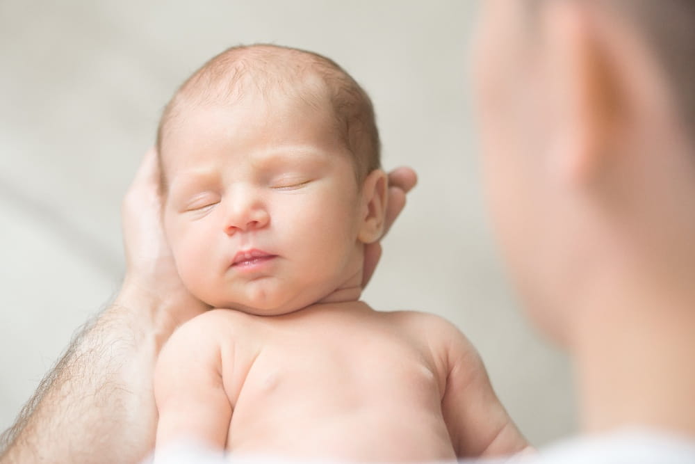 cómo hacer lavado nasal a bebé
