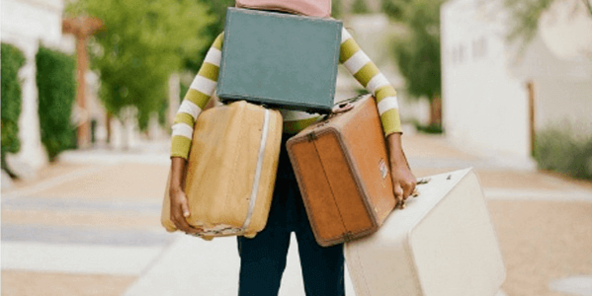 Mujer cargando con maletas