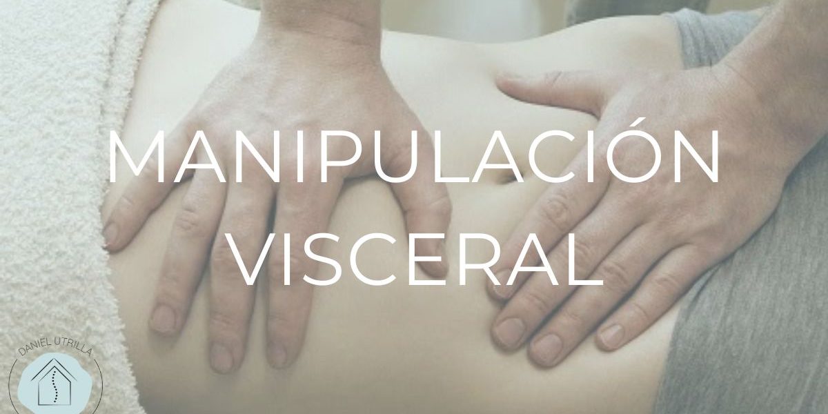 Manos del fisioterapeuta realizando manipulación visceral en abdomen
